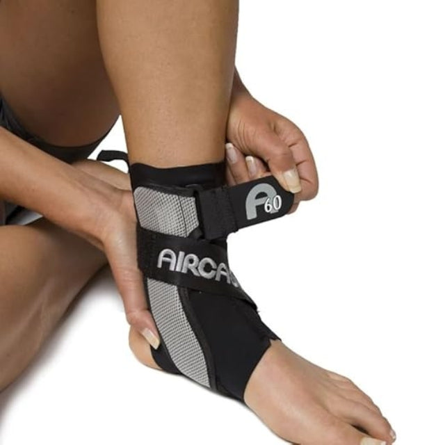 Chevillère de sport Aircast A60 avec stabilisateur à 60 degrés
